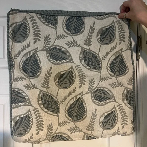 Leaf Patterned Pillowcases - Picture 2 of 7